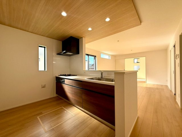 土佐山田町宝町4丁目　3号棟のキッチン|毎日のお料理が楽しくなりそうな木目調天井のキッチン。