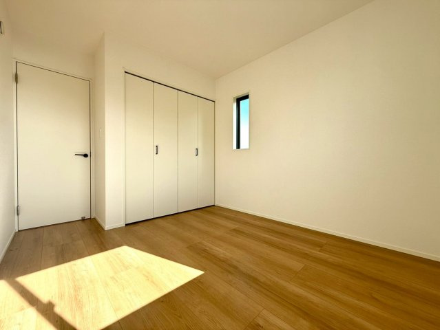 土佐山田町宝町4丁目　3号棟の洋室|各洋室に収納があるのでお部屋をすっきり使えます。