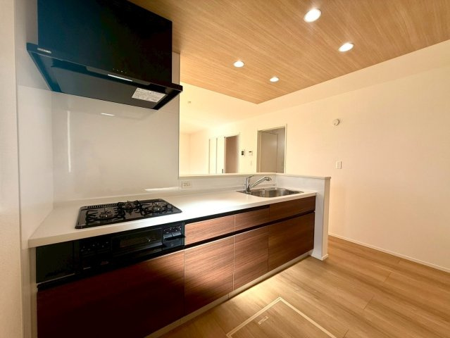 土佐山田町宝町4丁目　3号棟のキッチン|木目調が温かみを演出する対面キッチン。家族との会話も弾みます。