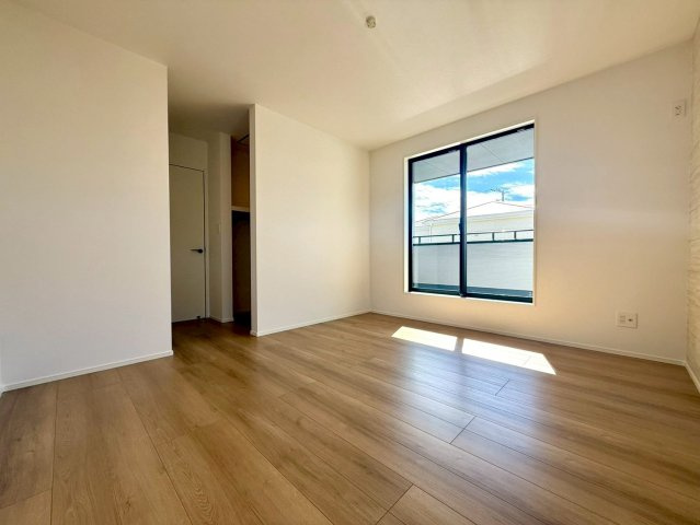 土佐山田町宝町4丁目　3号棟の洋室|バルコニーとウォークインクローゼット付きの主寝室。光と風を感じながらくつろげる空間です。