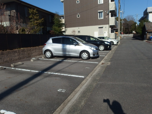 ハイツ岡崎柱　東棟の駐車場