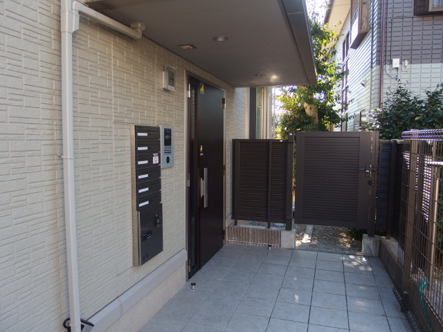 ハイツ岡崎柱　東棟のエントランス