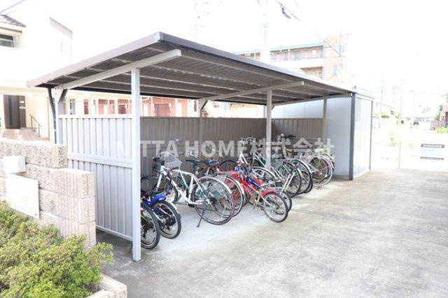 リヴィエールのその他共用部分|屋根付きの駐輪場です★