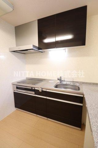 リヴィエールのキッチン|カウンターもついているシステムキッチン＊