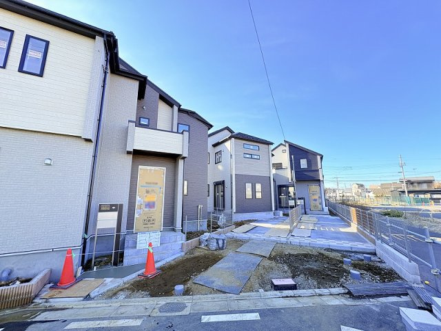 【外観】 | 東久留米市金山町1丁目　新築一戸建住宅　全9棟　(保谷店) | 2025年10月撮影/小学校至近！良好な子育て環境が魅力の新築一戸建住宅。