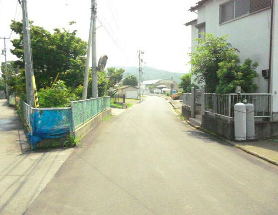 多喜浜5丁目　売土地の前面道路含む現地写真