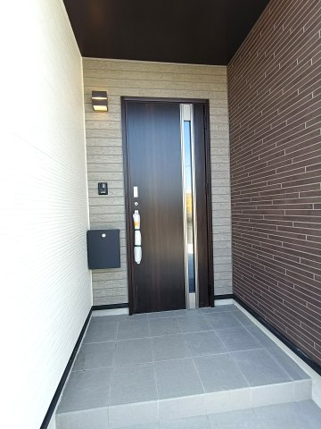 三郷市　戸ケ崎　新築戸建　全2棟の玄関|施工例です