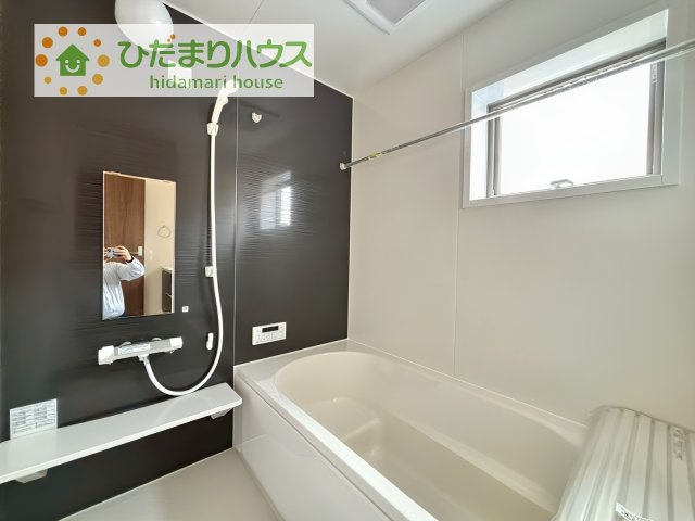 【浴室】 | 第1取手市野々井　新築戸建 | 何歳まで一緒に入ってくれるだろうか・・・。
広いお風呂は、お子様と一緒に入るバスタイムがより楽しくなります。