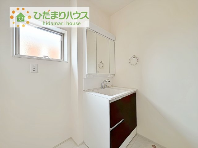 【独立洗面台】 | 第1取手市野々井　新築戸建 | 三面鏡の大きな鏡は憧れます(^^♪
鏡の後ろは収納となっていて、細かいものでも収納できるのでスッキリと整理できます！