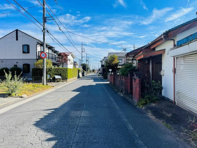 あきる野市山田　古家付売地の前面道路含む現地写真