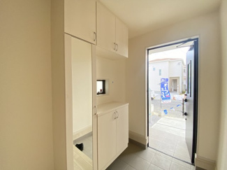 【玄関】 | 沖縄市大里4期（全4棟）1・2・4号棟 | ※同仕様写真です