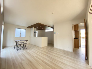 【居間・リビング】 | 沖縄市大里4期（全4棟）1・2・4号棟 | ※同仕様写真です オシャレな折下げ天井採用♪