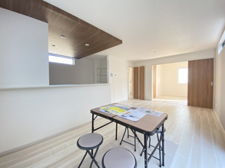 【居間・リビング】 | 沖縄市大里4期（全4棟）1・2・4号棟 | ※同仕様写真です オシャレな折下げ天井採用♪