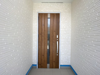 【玄関】 | 沖縄市大里4期（全4棟）1・2・4号棟 | ※同仕様写真です