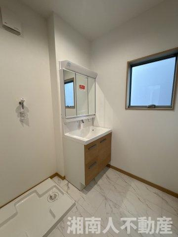 小田原市田島　新築戸建の独立洗面台|独立洗面台、小物を置くことができて便利です