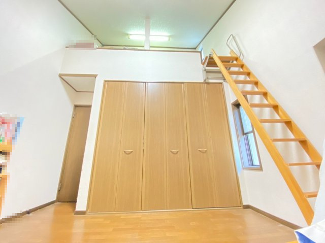 【価格改定】長岡京市奥海印寺火ノ尾の洋室|2階 洋室（約7.6帖）
ロフト付きで多用途に利用可能。