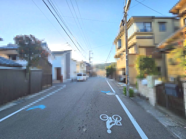 【価格改定】長岡京市奥海印寺火ノ尾の前面道路含む現地写真|前道：公道南側幅員約8ｍ間口約2.78ｍです。