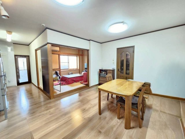 【価格改定】長岡京市奥海印寺火ノ尾の居間・リビング|LDKと一体利用できる和室付きで、使い勝手◎
客間やお子さまの遊び場にも便利です。