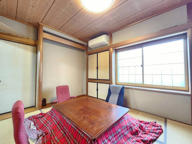 【価格改定】長岡京市奥海印寺火ノ尾の和室|1階 和室（約6帖）
寝室や趣味の空間としても活用でき、掘りごたつ付きでくつろぎの時間を楽しめます。