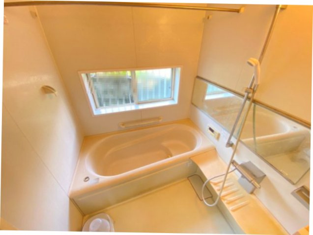 【価格改定】長岡京市奥海印寺火ノ尾の浴室|窓付きで換気・採光良好、清潔感のある浴室。