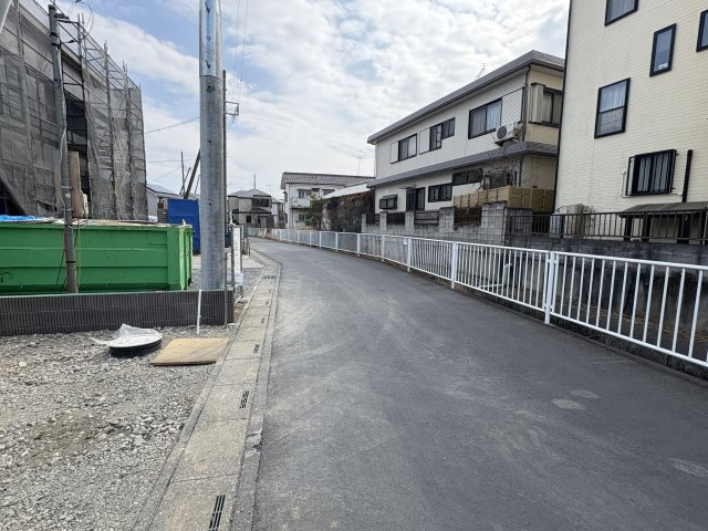 【前面道路含む現地写真】 | 熊谷市石原第9期　ワイウッドコート　新築戸建　全5区画　3号棟
