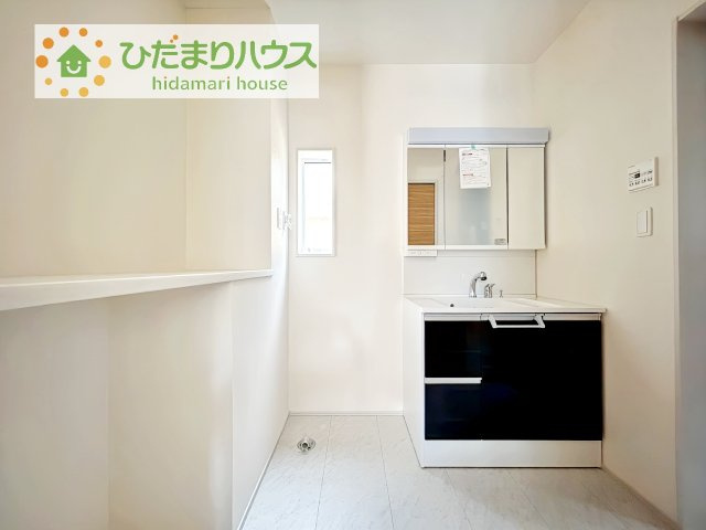 【独立洗面台】 | 土浦市桜ケ丘町6期　新築戸建 | ゆったりとした洗面所には物入れを完備！タオルや洗剤をしまえます♪