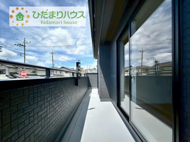 【バルコニー】 | 土浦市桜ケ丘町6期　新築戸建 | 2部屋から出入りできるバルコニーで、お洗濯物の干し分けもできちゃいますね♪