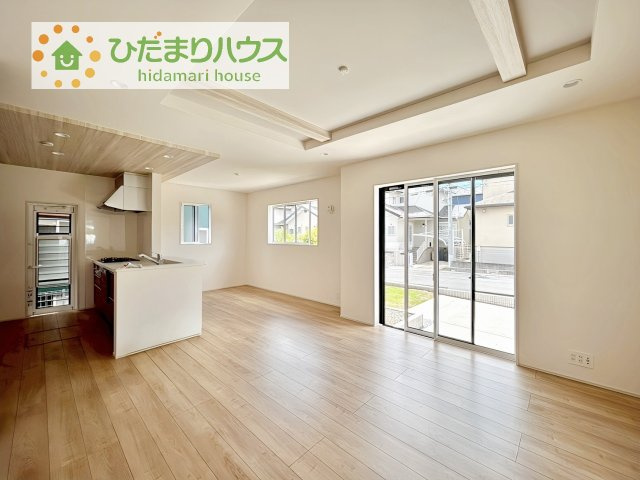【居間・リビング】 | 土浦市桜ケ丘町6期　新築戸建 | 南向きのリビングではぽかぽかの日差しが感じられます☆