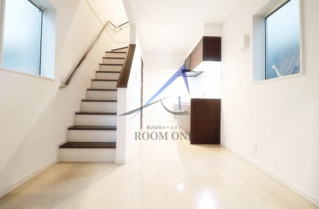 木月3丁目戸建貸家の居間・リビング|洋室のお部屋です。