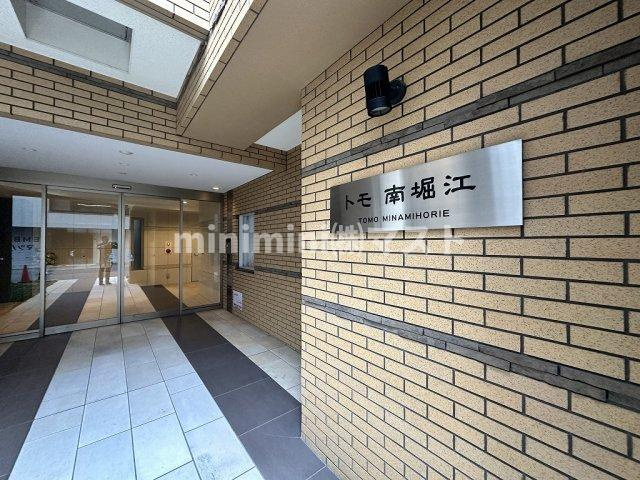 トモ南堀江のエントランス