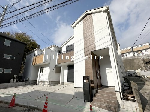 【外観】 | 【仲介手数料０円】横浜市緑区鴨居町1期　新築一戸建て　2号棟　全2棟 | 全体【仲介手数料０円】横浜市緑区鴨居町1期　新築一戸建て　全2棟