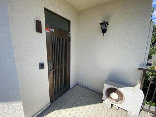 函南町　パサディナタウンの玄関