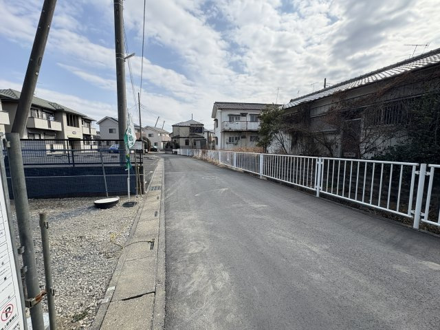 【前面道路含む現地写真】 | 熊谷市石原第9期　ワイウッドコート　新築戸建　全5区画　4号棟