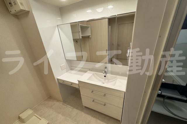 グレイスコートA棟の独立洗面台|朝の支度にも助かる、独立の洗髪洗面化粧台