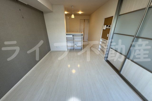 グレイスコートA棟の居間・リビング|こちらの居間で趣味の時間をお楽しみください