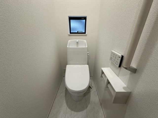 二見町西二見新築戸建B号棟のトイレ