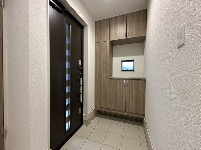 二見町西二見新築戸建B号棟の玄関