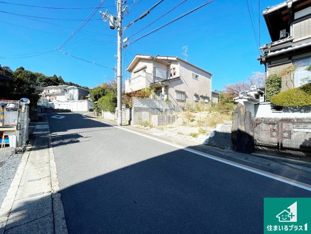 京都市伏見区桃山紅雪町　第1期　新築一戸建ての前面道路含む現地写真|周辺は落ち着いた街並みの住宅地！子育てがしやすい住環境です！まだ未完成ですが、現地でしかわからない事もございます。是非一度ご覧ください。