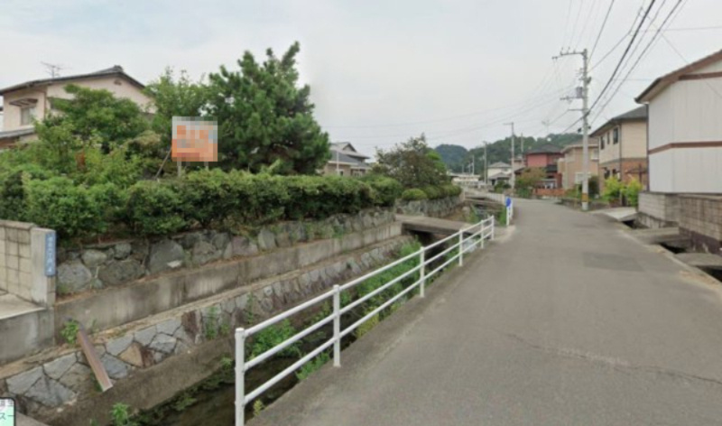 垣生6丁目　売土地の前面道路含む現地写真