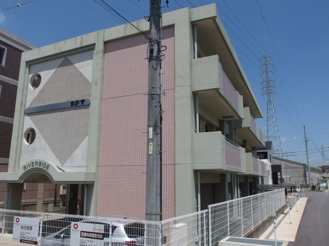 RIVERSIDE INN 柱の外観