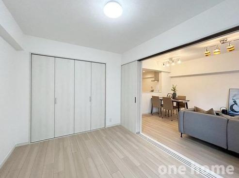 ファミールハイツ北大阪1号棟の洋室|◆約6.2帖洋室 別角度です！引き戸を開放してLDKと繋げてご使用もいただけます！
◆各居室にはワイドタイプのクローゼット完備！