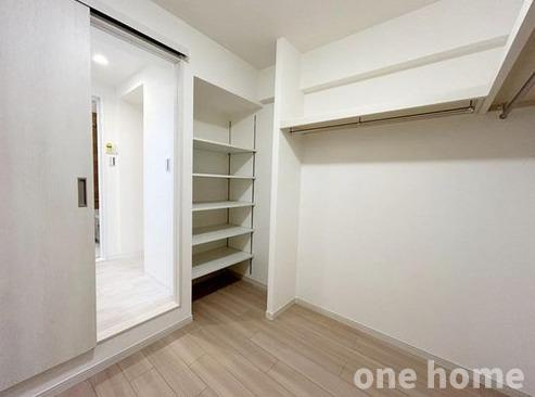 ファミールハイツ北大阪1号棟の収納|◆ウォークインクローゼットです！パイプハンガーに可動棚もあり収納力抜群！収納家具を最低限に住空間を有効活用できます！