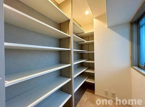 ファミールハイツ北大阪1号棟の収納|◆シューズインクローゼットです！可動式の棚でお好みに高さを調整できます！