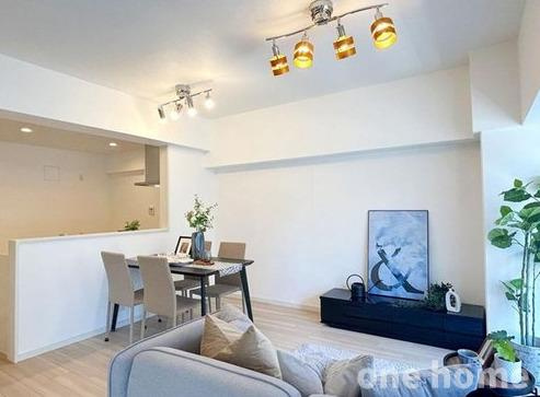 ファミールハイツ北大阪1号棟の居間・リビング|◆白を基調とした明るい内装で、様々な家具との相性はバッチリ！