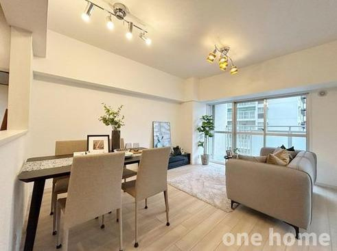 ファミールハイツ北大阪1号棟の居間・リビング|◆LDK 別角度です！掃き出し窓から陽光差し込む明るい空間です！
◆【即日内覧会開催中】土日はもちろん！平日の仕事終わりの内覧も可能です！