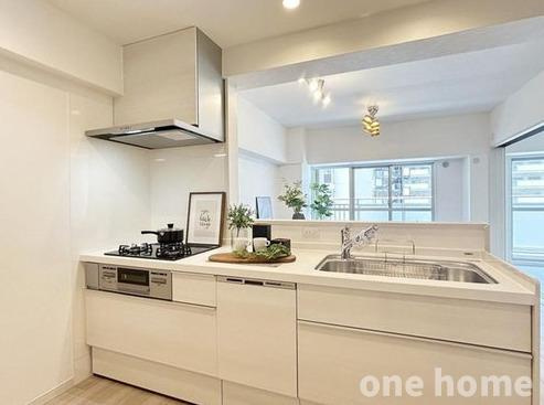 ファミールハイツ北大阪1号棟のキッチン|◆白を基調とした清潔感のあるシステムキッチンです！新調済！
◆人気の対面式キッチンで、お料理をしながら家族の様子が見え会話が弾みます♪