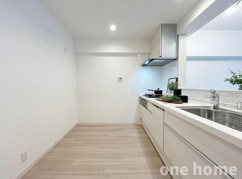 ファミールハイツ北大阪1号棟のキッチン|◆キッチン背面にはゆとりがあり、冷蔵庫や収納家具などを置いていただけます！