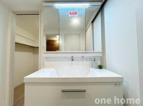 ファミールハイツ北大阪1号棟の独立洗面台|◆三面鏡の洗面化粧台です！新調済！
◆洗面室へは２WAYで動線に優れた間取りです！