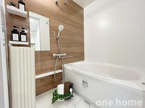 ファミールハイツ北大阪1号棟の浴室|◆新調された浴室はアクセントパネルが落ち着いた雰囲気を演出！一日の疲れをリフレッシュできますね！