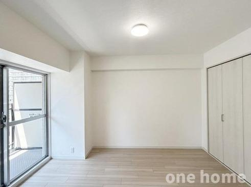 ファミールハイツ北大阪1号棟の洋室|◆約6.2帖洋室です！掃き出し窓から陽光差し込む明るい空間です！